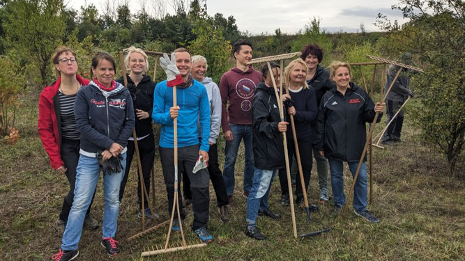 Fleißige Helfer beim Arbeitseinsatz auf dem NABU-Biotop "Stralsunder Straße". Foto: NABU Leipzig