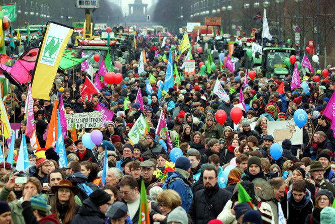 18.000 Menschen zogen vom Potsdamer Platz zum Brandenburger Tor. Foto: wir-haben-es-satt.de/Die Auslöser Berlin