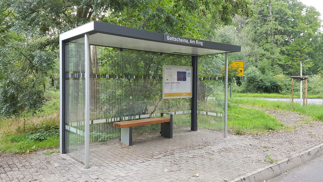 Im August 2023 konnte der NABU Leipzig feststellen, dass auch das Wartehäuschen an der Bushaltestelle Gottscheina vogelsicher gestaltet wurde. Foto: NABU Leipzig