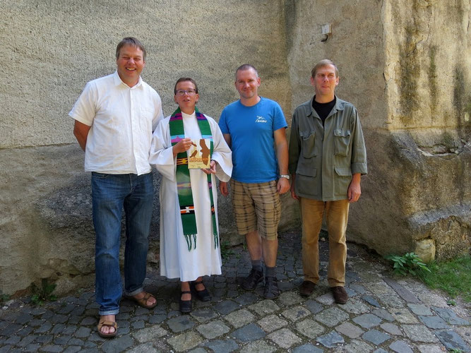 Wolfgang Kulick (rechts) und Karsten Peterlein (2.v.r.) vom NABU Leipzig haben die Plakette an Gemeindemitglied Sebastian Krause (links) und Pfarrerin Christiane Thiel überreicht. Foto: Bettine Reichelt