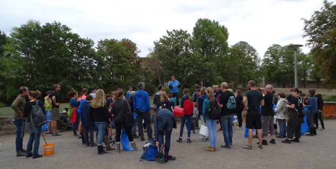 Zu Beginn bekamen die Teilnehmer Informationen zum ICCD und zur Sammelaktion am Elsterbecken. Foto: Beatrice Jeschke