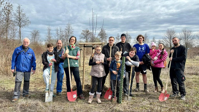 Erfolgreicher Arbeitseinsatz zur Förderung der Biodiversität. Fotos: Kisten- und Leistenfabrik