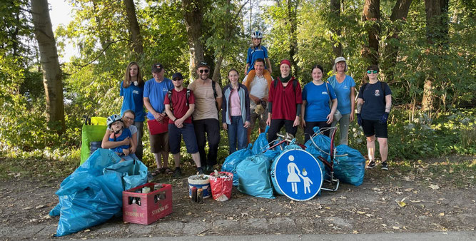 137 Glasflaschen, 2 Eimer Scherben und 45 Kilogramm Müll wurden beim Internationalen Küstenreinigungstag am Elsterbecken gesammelt. Foto: Mai Anne Nguyen