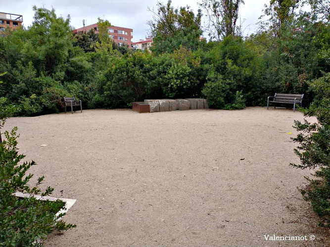 En el Parque de Marxalenes de Valencia esisten rincones para relajarte y disfrutar de un buen libro.