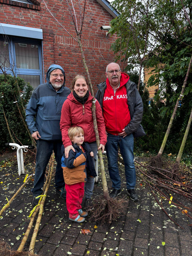 M. Krause vom NABU Auetal und D. Grupe von der Sparkasse Schaumburg übergeben Familie Treviranus ihren Geburtsbaum © NABU/G. Hauske