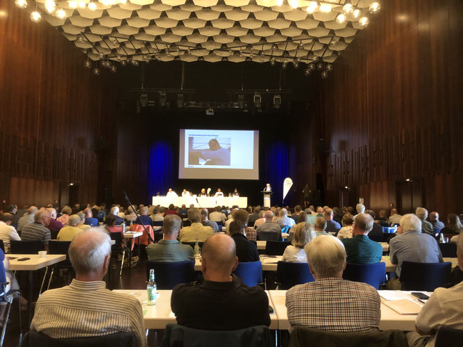 Der ehemalige Bundesvorsitzende Olaf Tschimpke hielt die Laudatio auf Bernhard Kamp in der Kaiser-Friedrich-Halle in Mönchengladbach. Mit stehenden Ovationen bedankten sich die Delegierten beim Geschäftsführerurgestein (Foto: F. Diebrok)