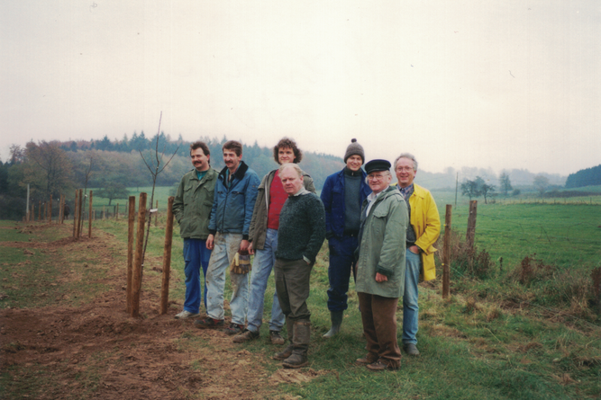 Mitglieder der damaligen Naturschutzgruppe bei der Pflanzaktion am 06.11.1993; Bild/Autor: NABU Hirzenhain