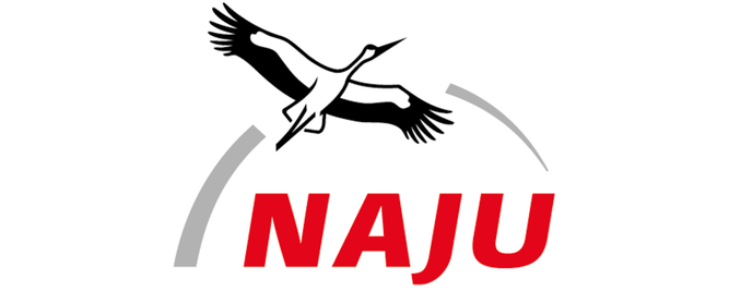 NAJU-Logo: Ein schwarz-weiß stilisierter, fliegender Weißstorch in einem grauen Bogen über dem roten "NAJU"-Schriftzug