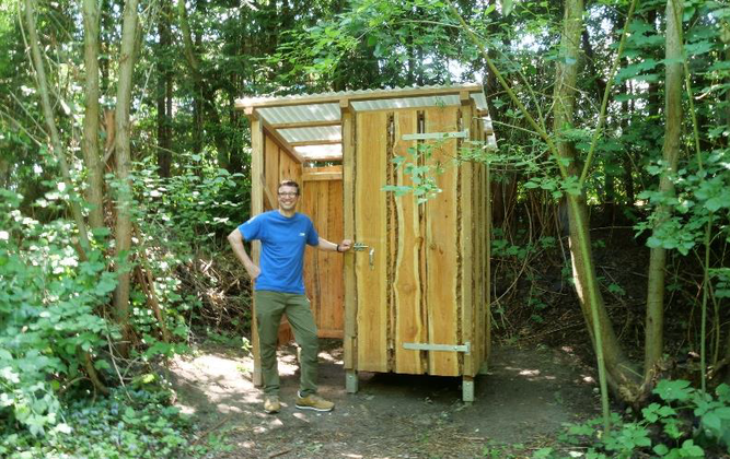 Marco Wiegand vor der Campingtoilette  --  Foto: Sabine Jebens-Ibs