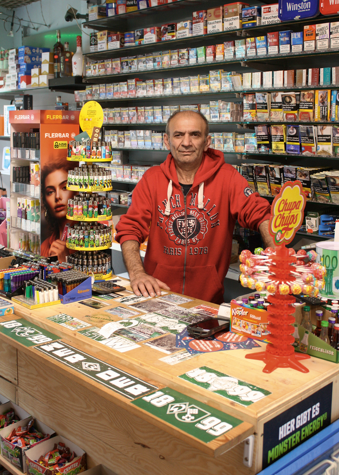 Für Bakir ist der Kiosk ist zu seiner zweiten Heimat geworden. Foto © Mathias Rätsch, www.raetsch.de