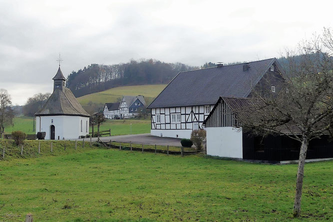 Die Jacobus-Kapelle in Ober-Bremscheid mit Wohnhaus und Nebengebäude der Familie Bürger (ehemals Rittergut). Im Hintergrund der Hof Schmitte, ursprünglich von Burghard Bürger käuflich erworben. 