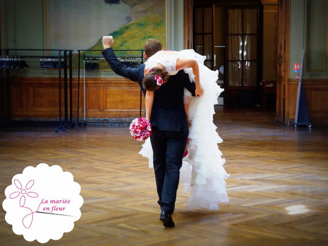 Couple marié avec bouquet et accessoires de cheveux La mariée en fleur