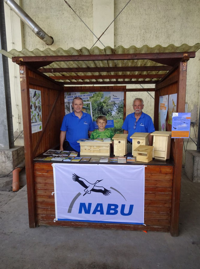 Der NABU-Stand auf dem Dorffest Plaußig war unverkennbar. Hier konnte man sich über die Arbeitsschwerpunktde des NABU im Leipziger Nordosten informieren und mit den Aktiven ins Gespräch kommen. Foto: NABU Plaußig-Portitz