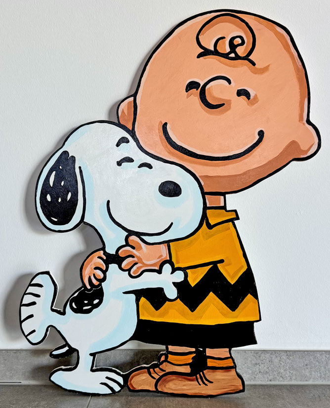 Pop-Art Figur von Divo Santino - Charlie Brown umarmt Snoopy, handbemaltes Cutout auf Holz.