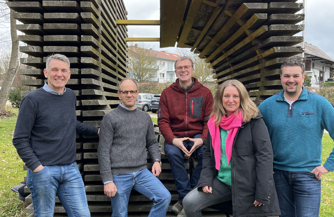 5 glückliche Mitarbeiter