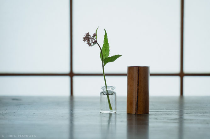 煤竹茶巾筒の内側にガラスの小瓶(竹工芸家 初田徹 作)