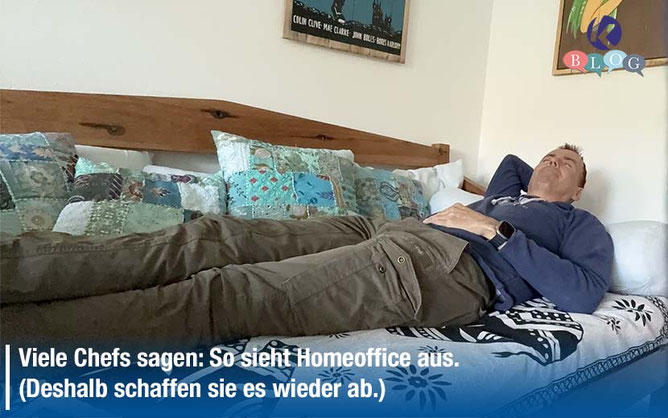 Marco liegt entspannt im Bett während Homeoffice – Symbol für das verbreitete Klischee, dass Remote-Arbeit unproduktiv sei.