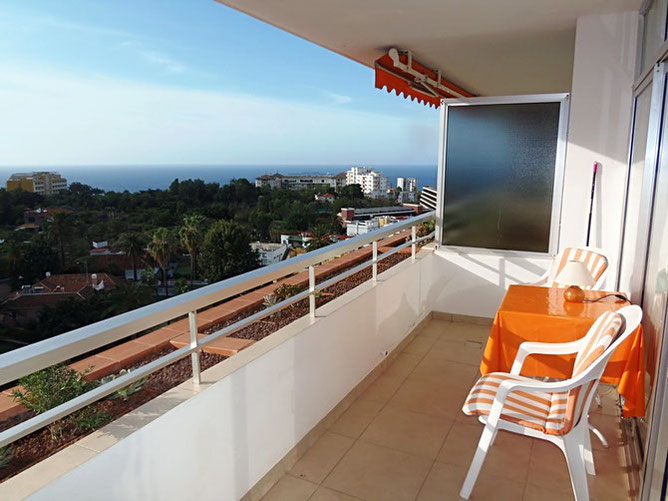Balkon mit Meerblick über die Baumwipfel von Puerto de la Cruz.