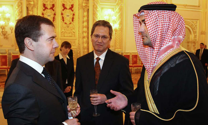 g. à dte :  Pt. Dmitri Medvedev, S.Exc. Simon Tengsing Da Cruz Ambassadeur de Singapour en Russie, S. Exc. Omar Saif Ghobash Ambassadeur des Emirats Arabes en Russie.