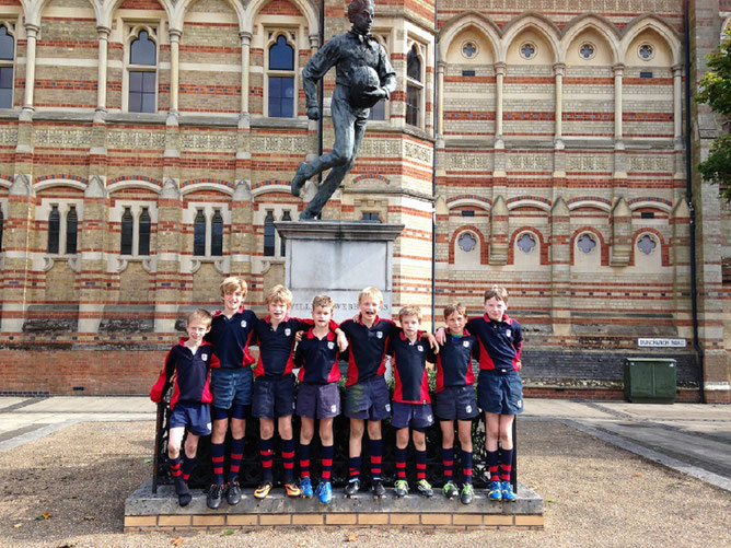 Sous la photo du héros William WEBB ELLIS à l'origine des règles du FOOTBALL-RUGBY