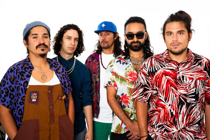 Die Freiburger Mestizo-Rock-Band El Flecha Negra hat in diesem Jahr einen besonders gut gefüllten Tourkalender. Unter anderem wird Reutlingen, Ulm, und Lindau angesteuert. Foto: Fabian Mondl