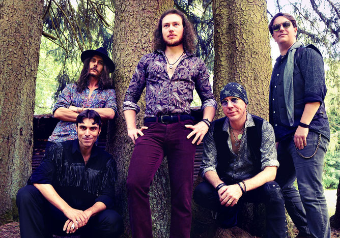 Bei Demon's Eye dreht sich alles um Deep Purple. Die Tribute-Band feiert am 7. November in der Tuttlinger Stadthalle das komplette Album "Machine Head" und weitere Purple-Klassiker ab. Foto: Moni Kircher