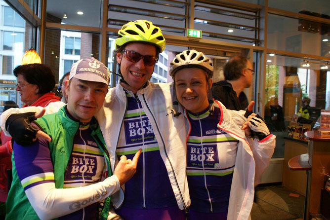 L'equipe BiteBox hier allerdings vor dem letztjährigen Start des Garmin Velothons Berlin. Fotografiert vom vierten Teammitglied bei der RTF Schlei.