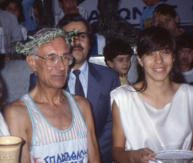 Werner Sonntag mit Finisherkranz beim Spartathlon 1990