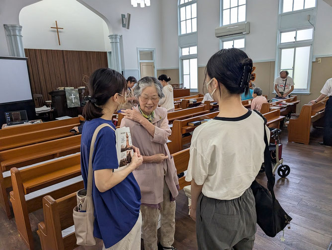2026年7月26日（日）礼拝後、艶子さんが、教会員の娘さんとお孫さんの来会を喜び、声掛けしておられる場面です。