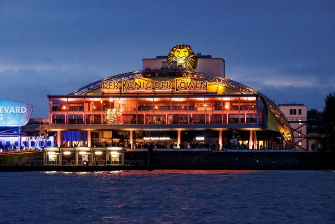 Stage Theater im Hafen Hamburg bei Nacht