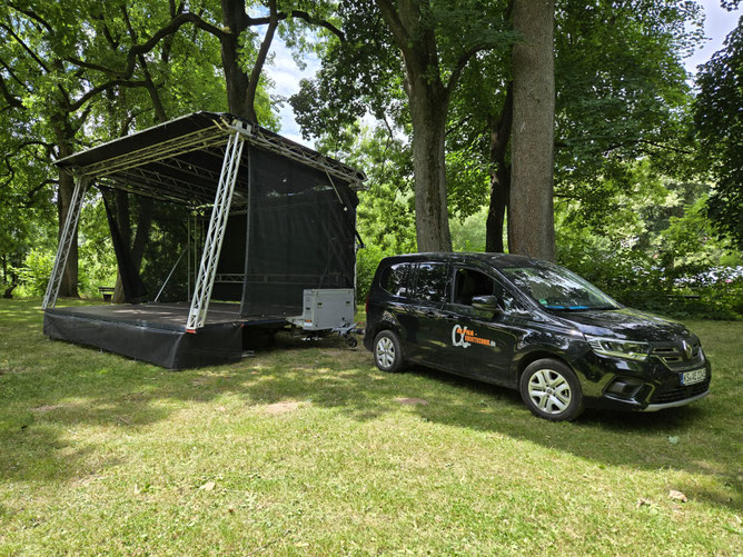 Wir liefern auch unsere Bühnen CO2 reduziert elektrisch mit PV geladen. (soweit mit der Reichweite möglich !)