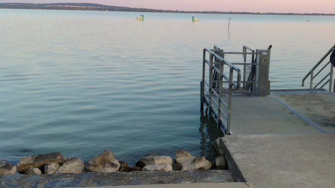 На пляже есть несколько удобных спусков в воду. 