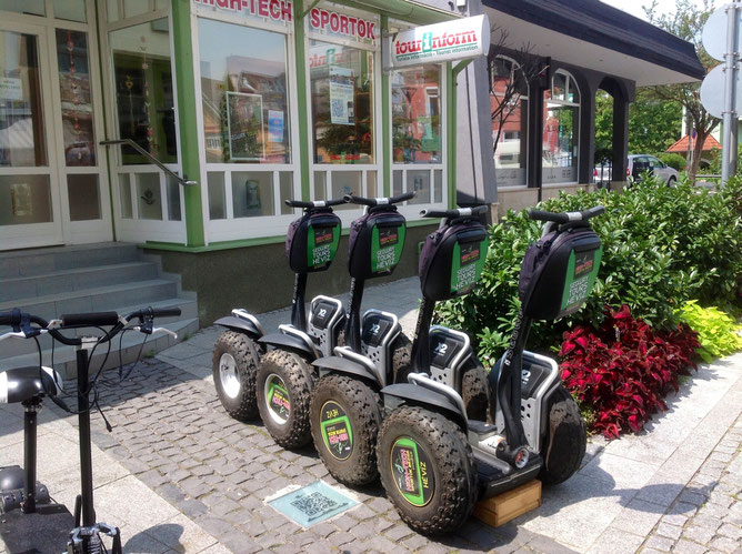При желании можно и на таких двухколесных симпатягах (e-bike) покататься. Они припаркованы рядом с офисом Туринформ. На два часа - 3 тыс. форинтов, на день - 5 тысяч.