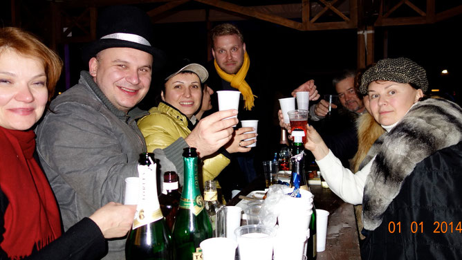 Наша веселая компания поздравляет вас с Новым Годом! С Новым счастьем! Ура!
