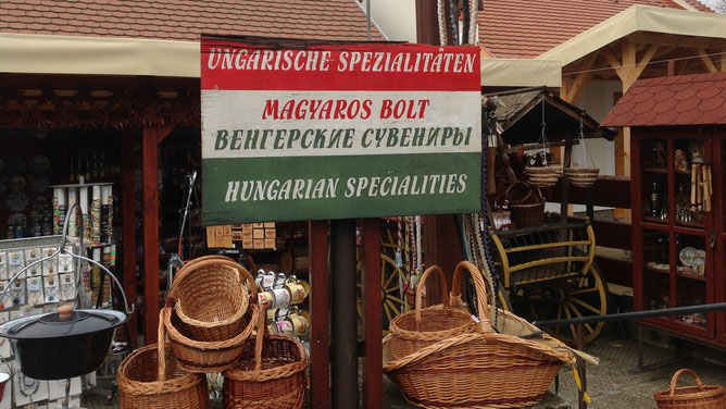 Это симпатичная реклама венгерских сувениров мне нравится. Тихань. Венгерский триколор.