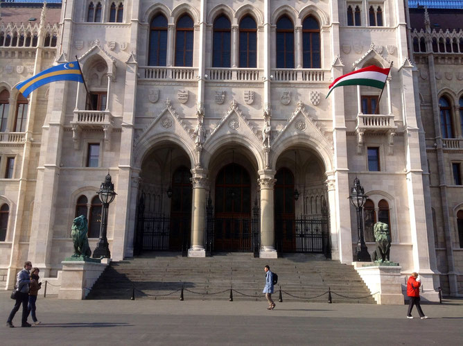 Парламент, вход в венгерский парламент 