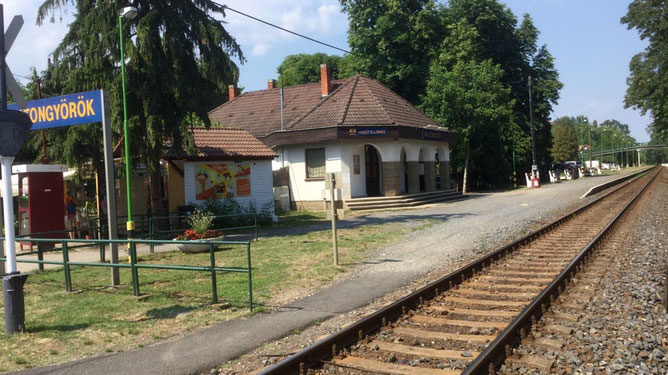 Рядом с пляжем, параллельно -  железнодорожное полотно. 