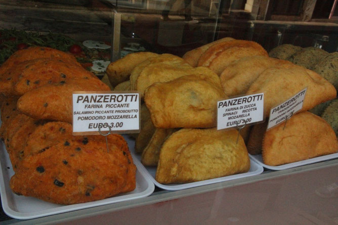 Panzerotti (Hot street food stuffed with ham and mozzarella or spinach and ricotta)!