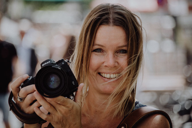 Portraitfoto der Fotografin Uschi Kitschke aus Kreuzau mit ihrer Kamera Nikon Z6 in der Hand.
