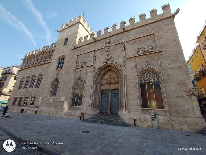 El edificio de la Lonja o de Mercaderes se encuentra en la plaza del Mercado, número 31, frente a la iglesia de los Santos Juanes y el Mercado Central de Valencia.