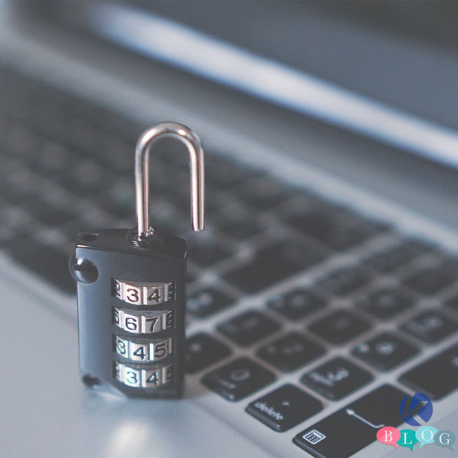 Offenes Zahlenschloss auf einer Laptop-Tastatur – Symbol für IT-Sicherheitsrisiken wie Datenverlust, Diebstahl oder Hackerangriffe auf Firmengeräte.