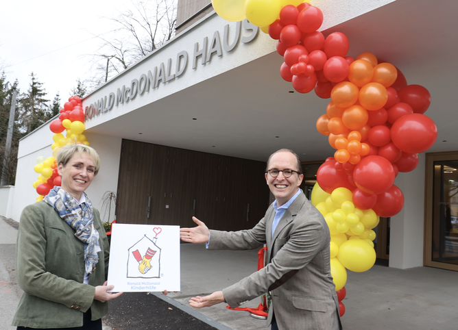 Andrea Hofer (Hausleitung) und Nikolaus Piza (Managing Director McDonald's Österreich) mit strahlenden Gesichtern zur Neueröffnung des Ronald McDonald Kinderhilfe Haus Salzburg. 