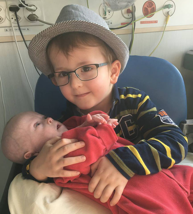 Elio besucht Mattia im Kinderspital Luzern - www.ichundmeinblog.ch - von Claudia Kollros