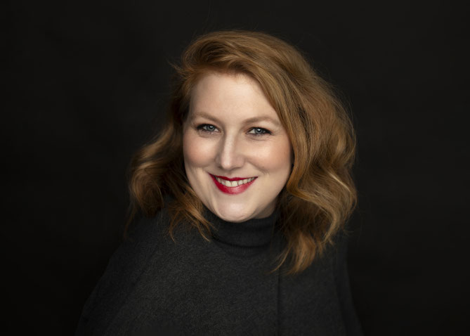 Portrait von Kathrin Newman, Boudoir- und Portraitfotografin, in ihrem Studio in Franken