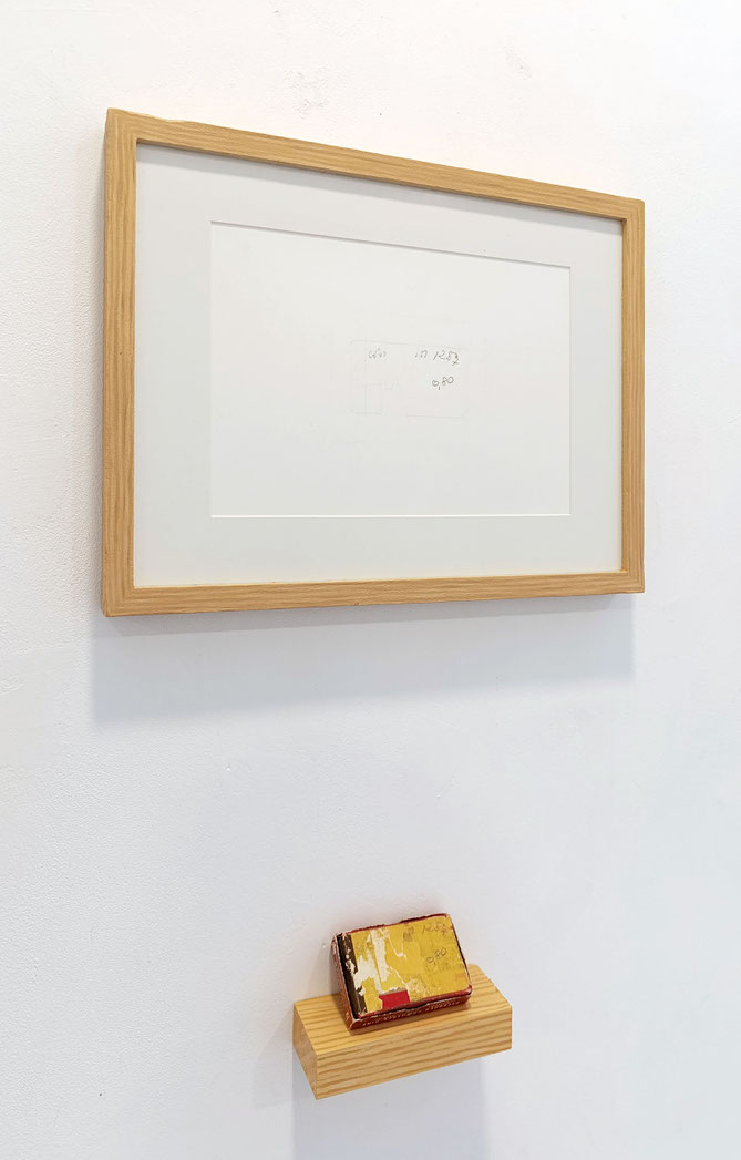 [ Mechanical methodology ] Instalación compuesta por dibujo, caja de plumillas y marco roto y balda pintados al óleo.