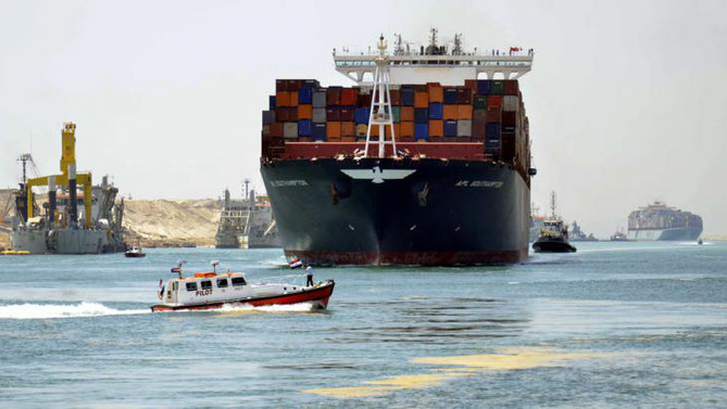 Tropfen auf dem heißen Stein: Vor einem Jahr wurde die Erweiterung des Suezkanals als nationaler Neuanfang inszeniert. Ein Jahr später fehlt vom Geldregen noch jede Spur - auch wegen des Konkurrenten in Panama.