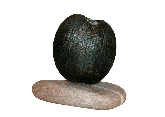 Coconut vase, bronze patina, pebble, 14 x 14 x 8 cm