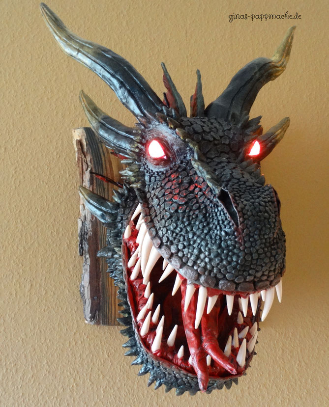 Drogon, papermache, papiermache, Drachenkopf, Drachentrophäe, handmade, ginas-pappmache.de, Skulptur, Schuppen