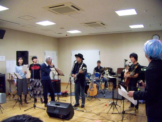 最後はみんなで一緒に「Let it be」! 　大ラス、ソロをみんなで回し弾き（吹き）！！　Photo by Y.Katagiri