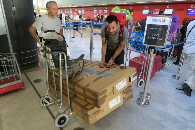 Emballage final des vélos à l'aéroport